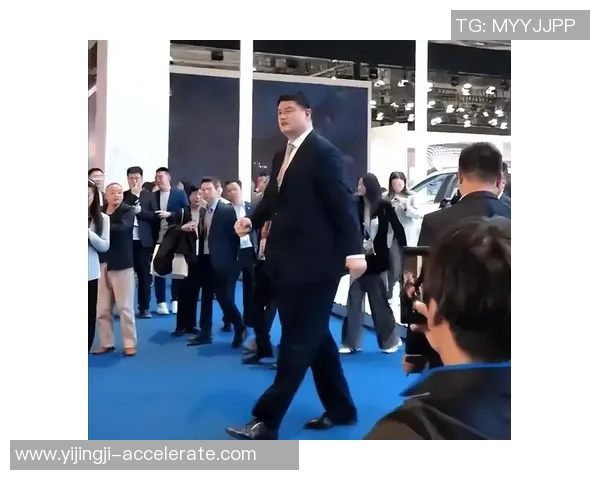 老外搞笑模仿姚明引发热议网友纷纷点赞与吐槽齐上阵